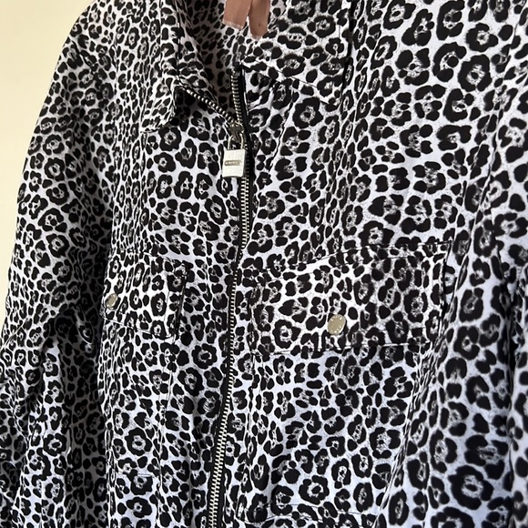 Michael Kors snow leopard, drawstring waist, zip up blouse, size large - Picture 6 of 11